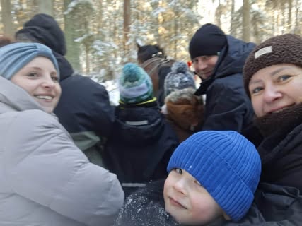 Kulig rodzinny w przedszkolu na zimowe wzgórza