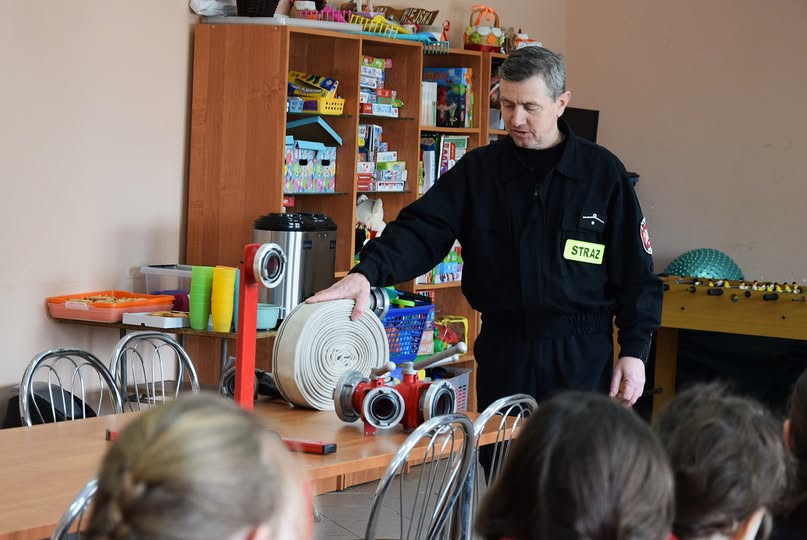 Warsztaty ze sprzętem gaśniczym dla młodych druhów w mroźnej aury