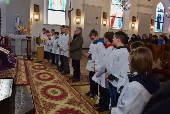 Strażacy prowadzą Drogę Krzyżową w Baniach Mazurskich