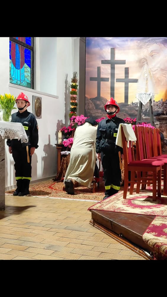 Liturgia Wielkiego Piątku w parafii św. Antoniego Padewskiego w Baniach Mazurskich