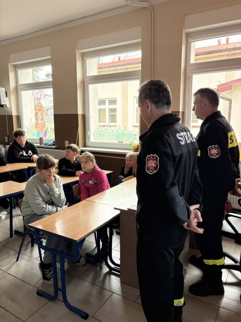 Spotkanie z młodzieżą w szkole w Boćwince o Młodzieżowej Drużynie Pożarniczej