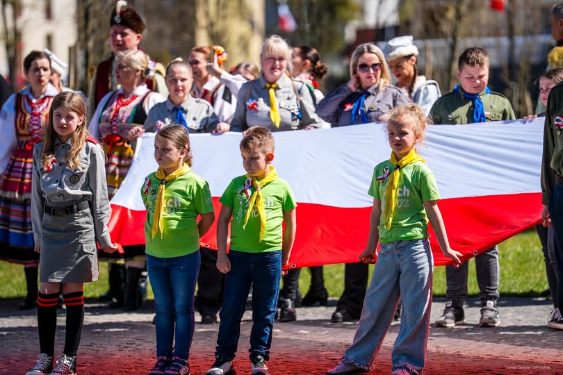 Dzień Flagi w Gołdapi – udane obchody na Placu Zwycięstwa i w Parku Miejskim