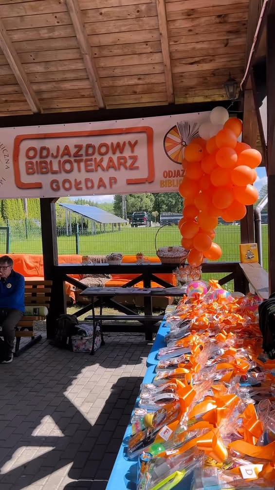 Pomarańczowy rajd z książką w Gołdapi – Odjazdowy Bibliotekarz 2026 ruszył w trasę
