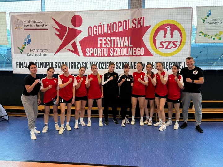 SP 1 Gołdap z pucharem z finałów Igrzysk Młodzieży Szkolnej w Dźwirzynie