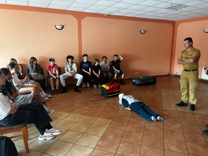 Harcerze uczą się pierwszej pomocy przedmedycznej w Baniach Mazurskich