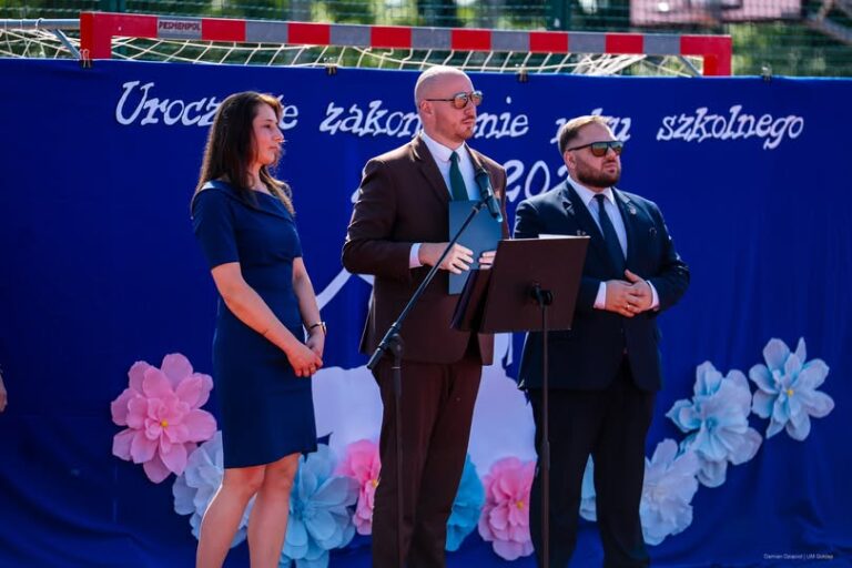 Pożegnanie dyrektora Leszka Retela po 27 latach pracy w Szkole Podstawowej nr 3 w Gołdapi