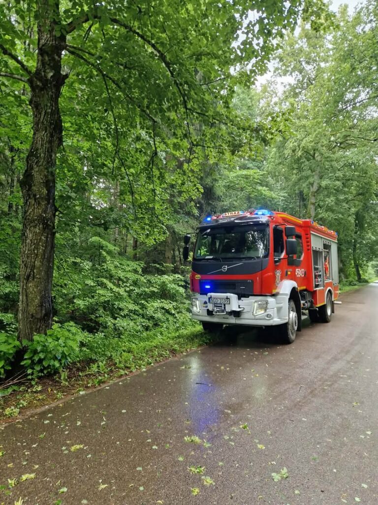Wiatrołom na drodze powiatowej w kierunku Banie Mazurskie-Rapa