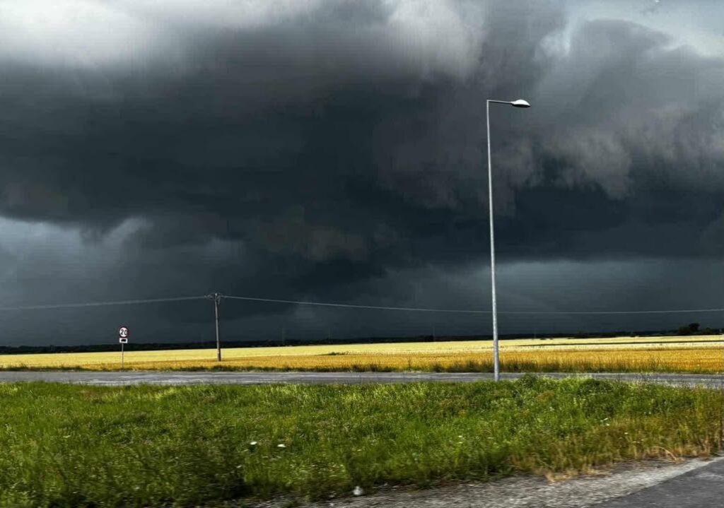 Ostrzeżenie IMGW: Burze z silnymi opadami i porywami wiatru na weekend