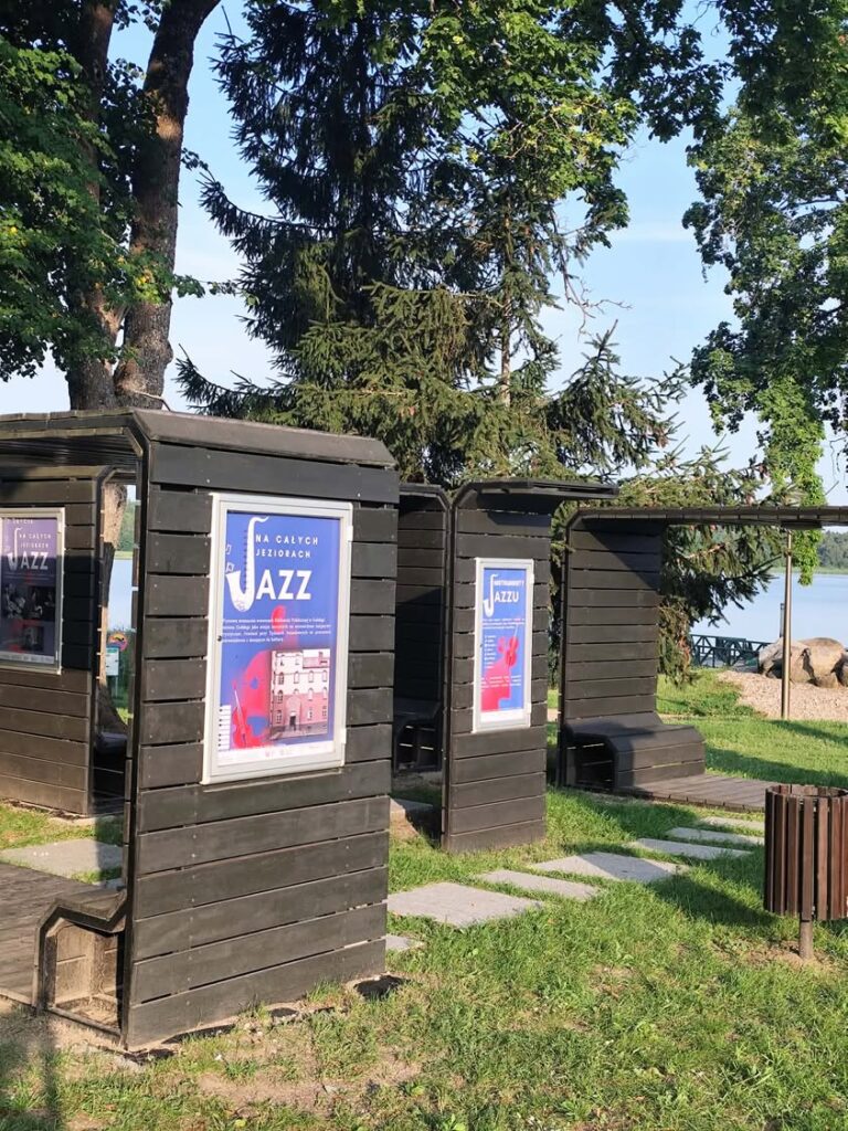 Plenerowa wystawa "Na całych jeziorach jazz" w Gołdapi podczas festiwalu jazzowego