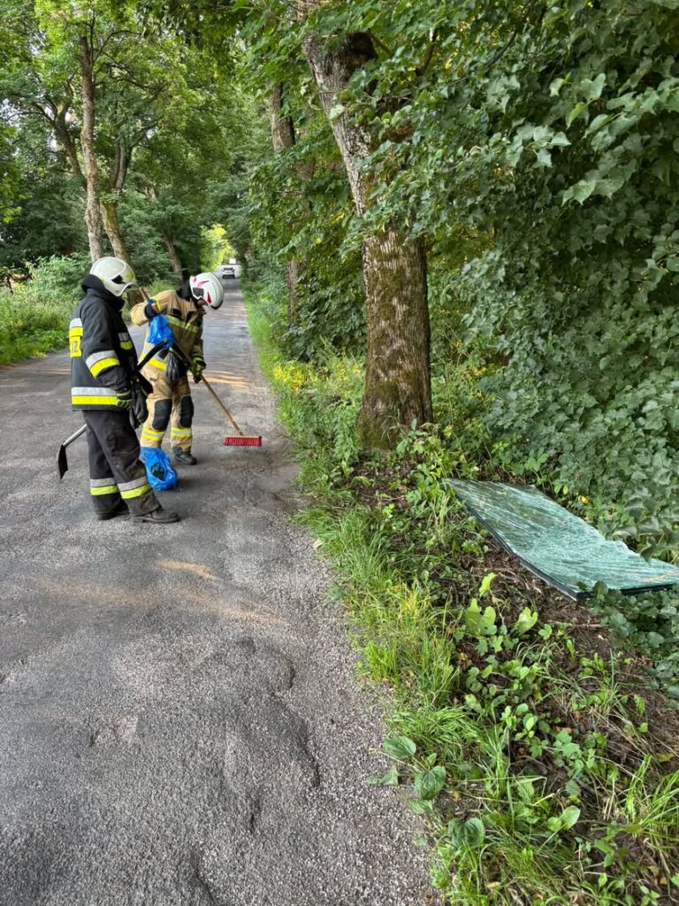 Miejscowe zagrożenie na drodze powiatowej w okolicach Banie Mazurskie - usunięcie szkła z jezdni