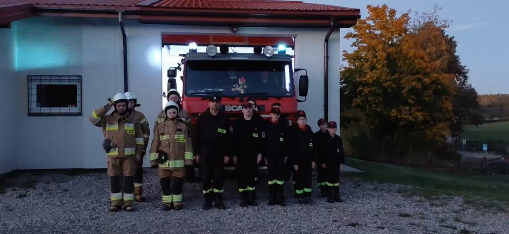 Hołd dla tragicznie zmarłych strażaków z Niska w Surminach
