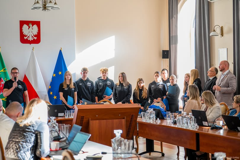 Sesja Rady Miejskiej w Gołdapi: Wręczenie listów gratulacyjnych dla sportowców MUKS Piorun